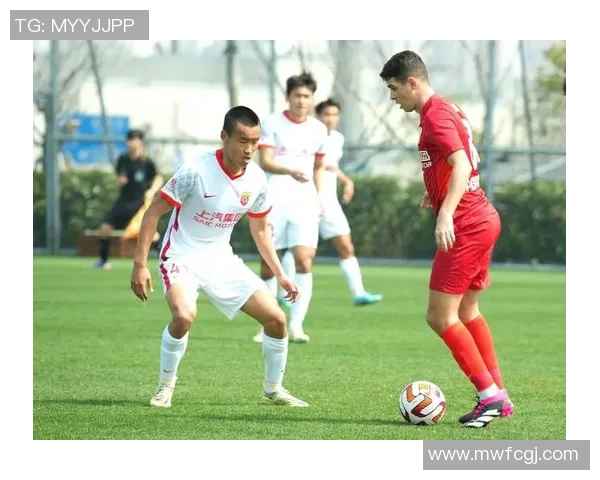 重庆足球队比赛经验引发热议球迷对战术选择和球员表现各执己见